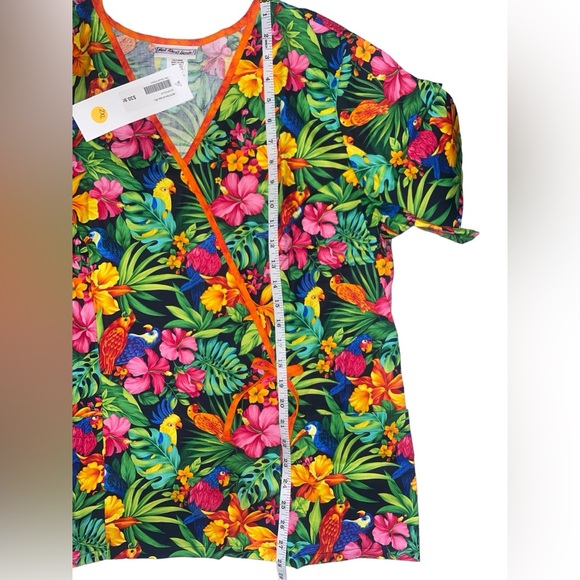 SOLD NWT  Black and Tropically Colorful Scrubs Top Size 2XL (Parrot Isle) - Picture 4 of 7